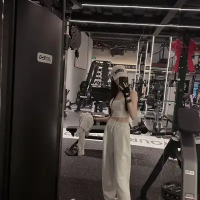 邹芳
